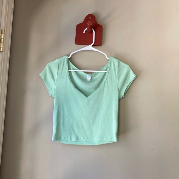 Colsie Mint Green V Neck Crop T-Shirt S - Picture 2 of 5